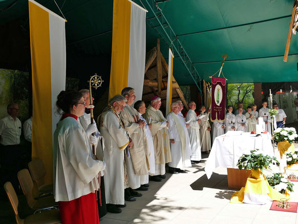 Festgottesdienst zum 1.000 Todestag des Heiligen Heimerads auf dem Hasunger Berg (Foto: Karl-Franz Thiede) Festgottesdienst zum 1.000 Todestag des Heiligen Heimerads auf dem Hasunger Berg (Foto: Karl-Franz Thiede)